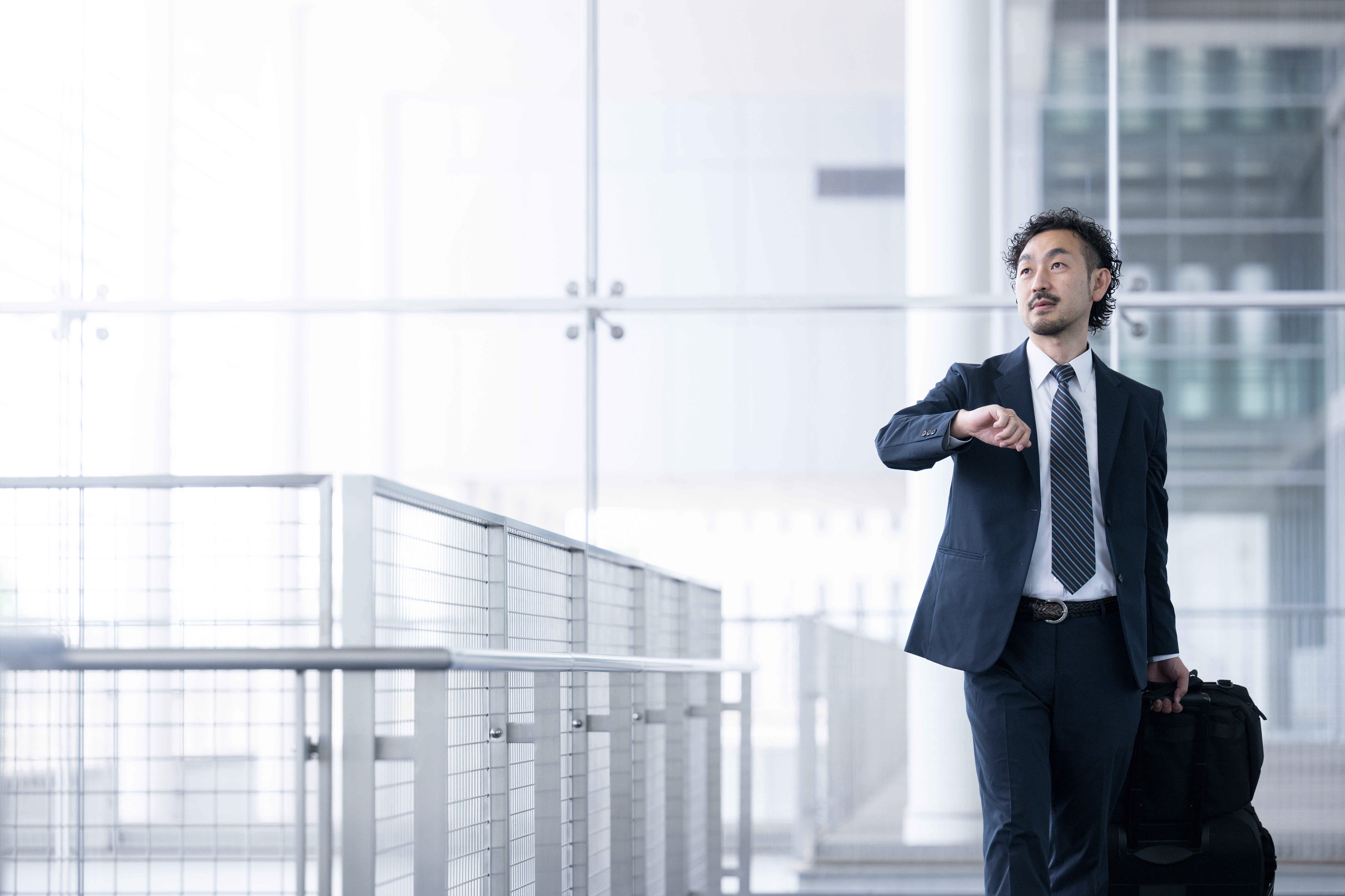 時間を気にするビジネスマン